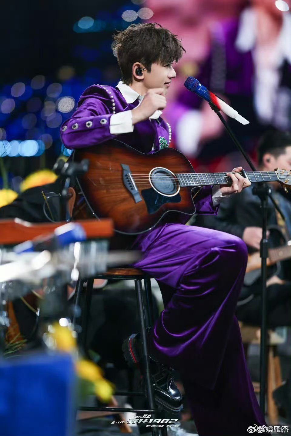 张杰唱铭记时起风了 简简单单唱一首歌，却让人忍不住动容 