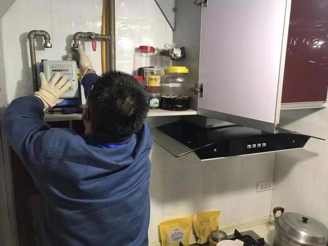 近日，南京市龙凤玫瑰园14户居民因智能燃气表电池耗尽突发停气，且需自行承担更换费