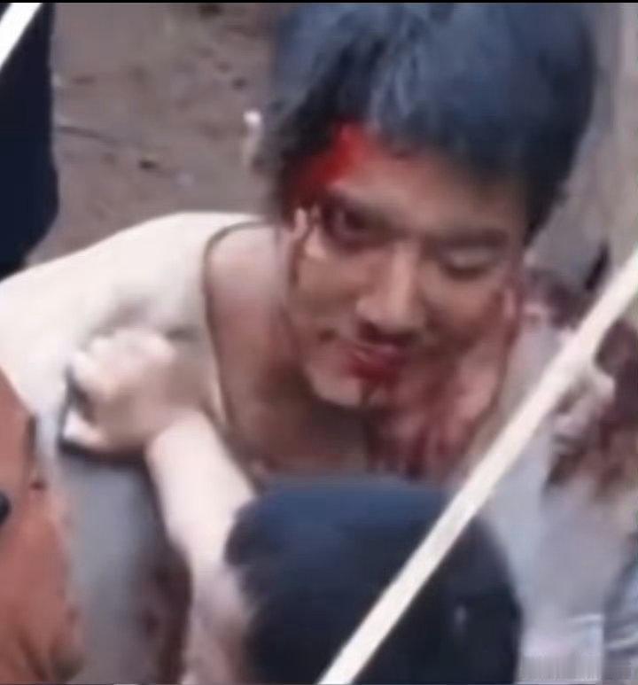 肖战顶着一脸血浆妆肖战不行换我来 哈哈哈哈哈不行换我来，那就是好像梦中的景象，但