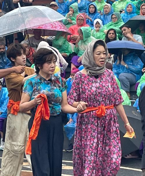 2025年综艺《一路繁花2》录制现场，70周岁的刘晓庆偶遇同龄影迷，脱口而出喊了
