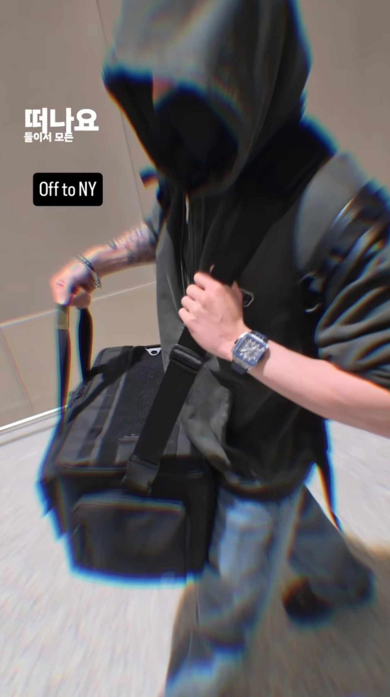 欧巴转行送外卖
其实是相机包啦
bts 防弹少年团 jungkook