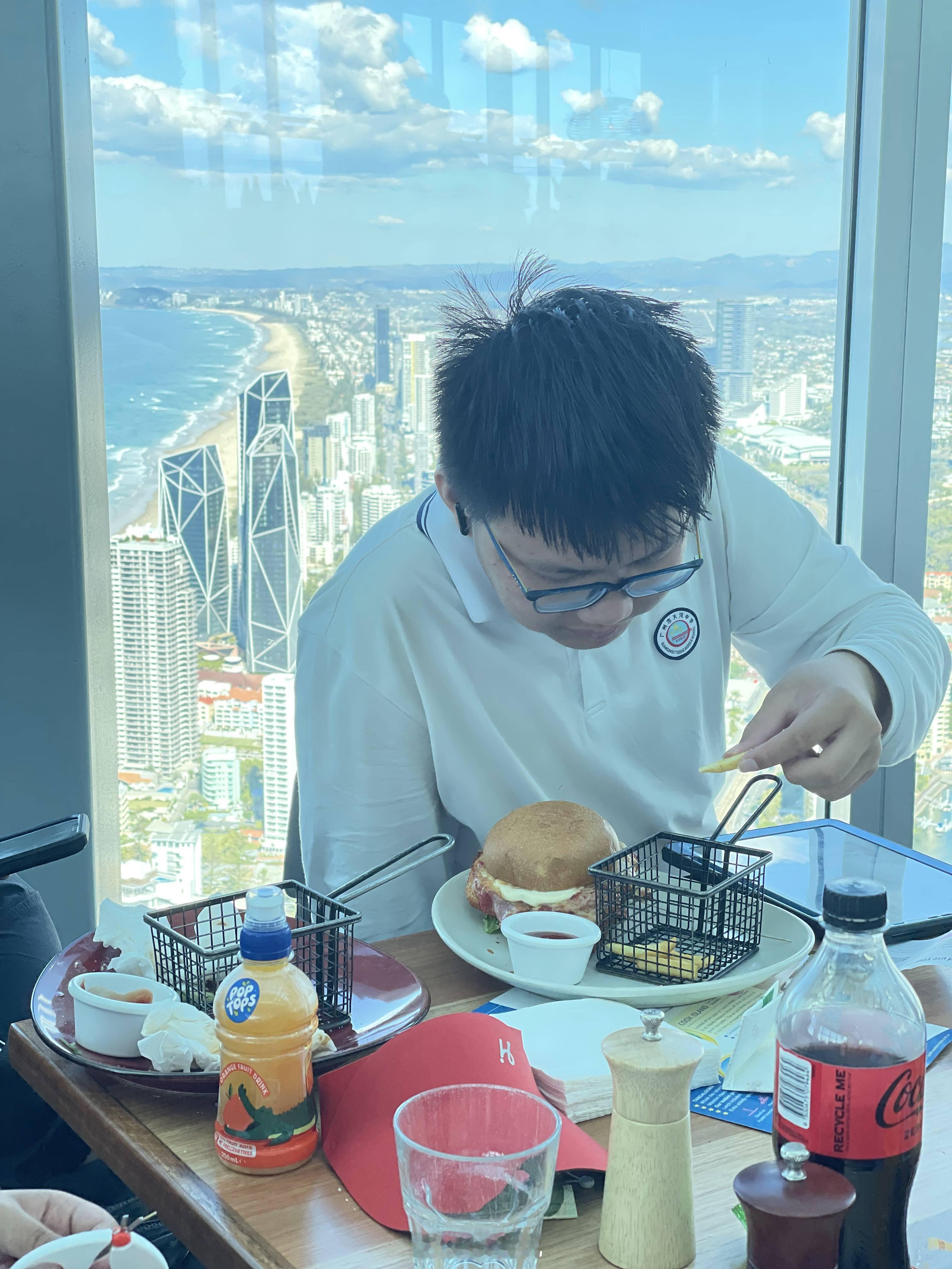 我家老大以前特别抗拒称体重。因为胖，不想看数字。回国后，体重略有下降。看到数字一