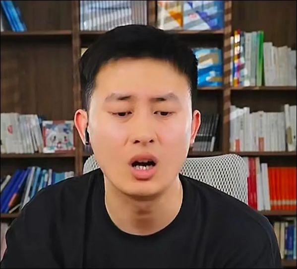 昨晚看武亮老师直播，看着看着突然就破防了。镜头前，他红着眼眶，情绪一下子没绷住，