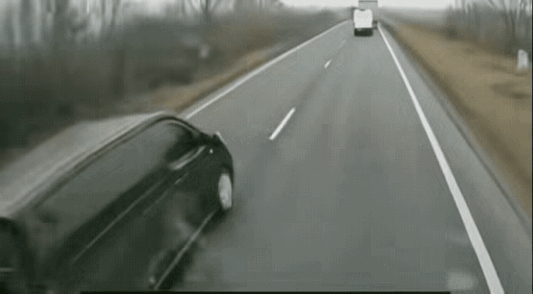 后面的小车司机，
看的一愣一愣的。
“这是高手啊。”