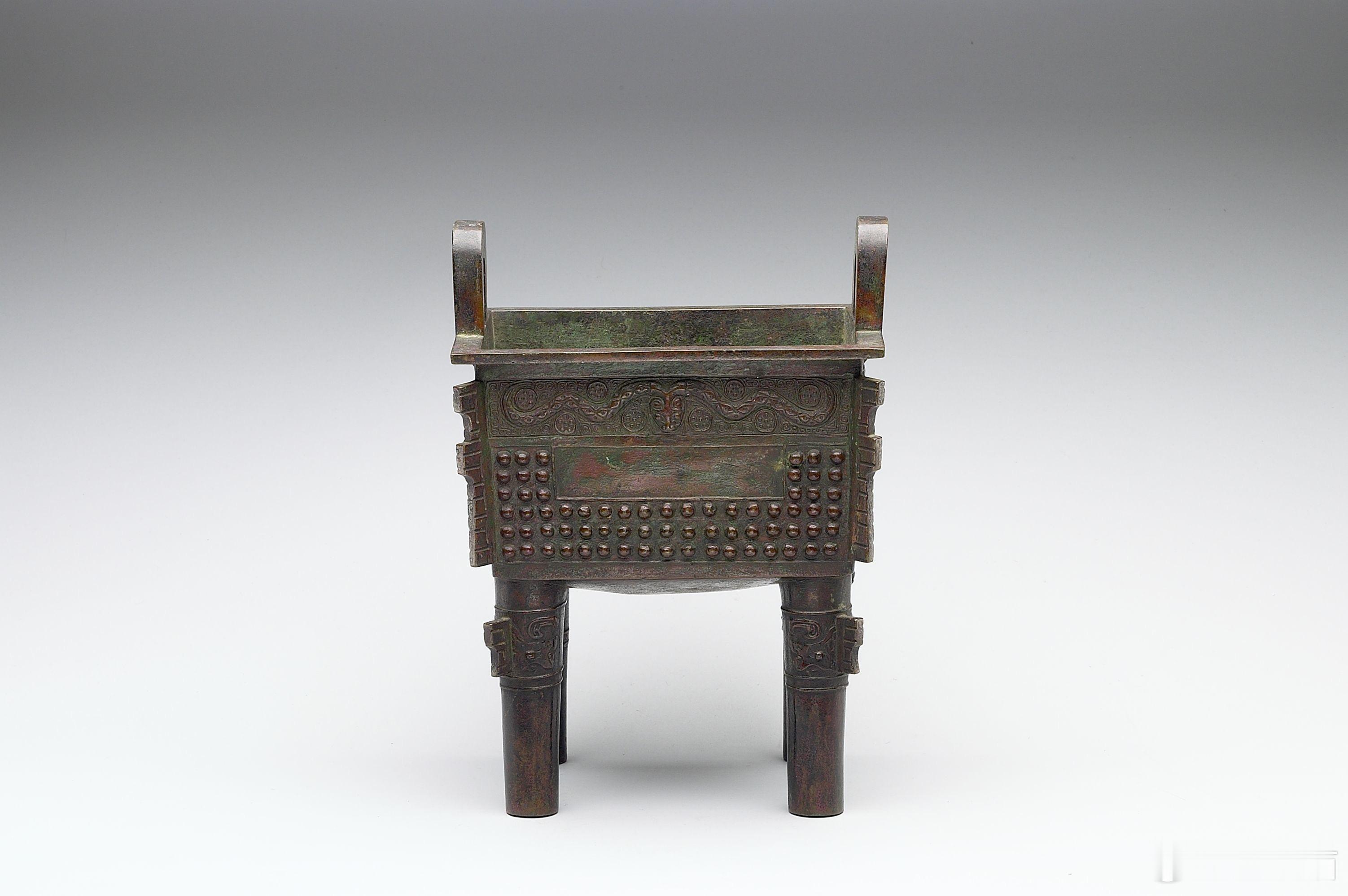 西只单方鼎，台北故宫博物院/藏方鼎，盘口、立耳、平底、兽面柱足，器腹与柱足各有四