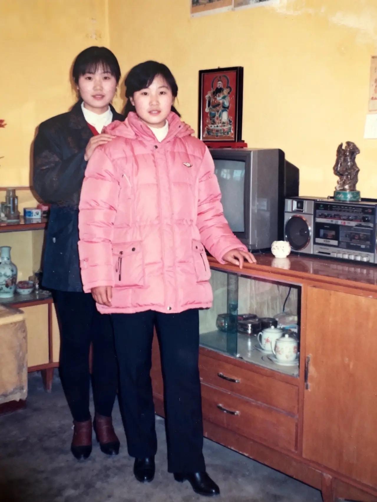 98年，姐妹俩合影，穿着真时髦，背后崭新的雪花电视，旁边双卡录音机。这陈设一看就