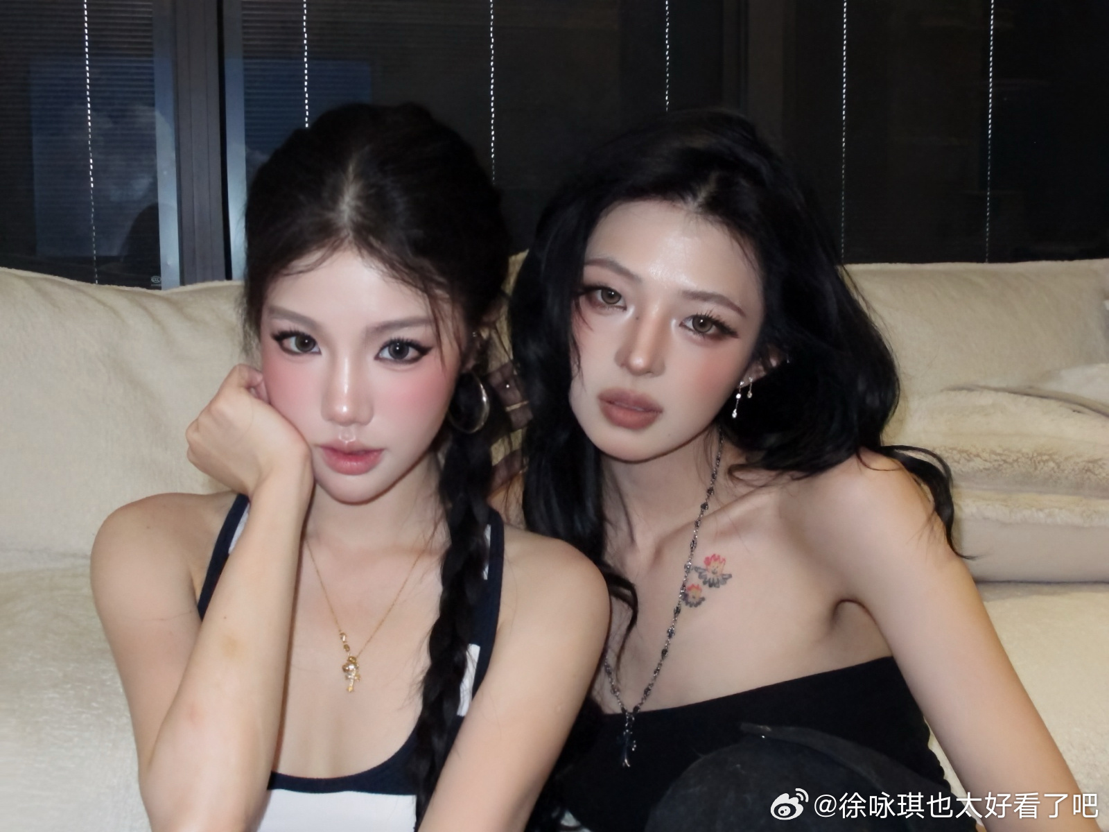 老姐姐老妹妹完全互换妆容 