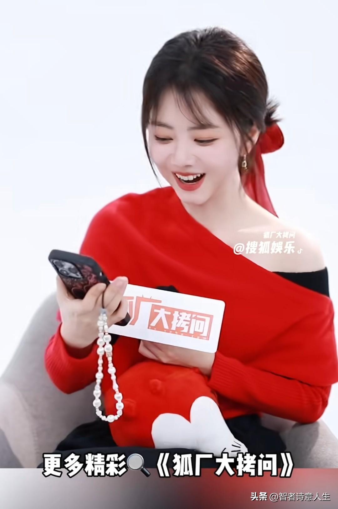 谭松韵的剧像巧合盒子，七位男主女装定格，她笑称集齐这隐秘的星光成就。明星 [赞]