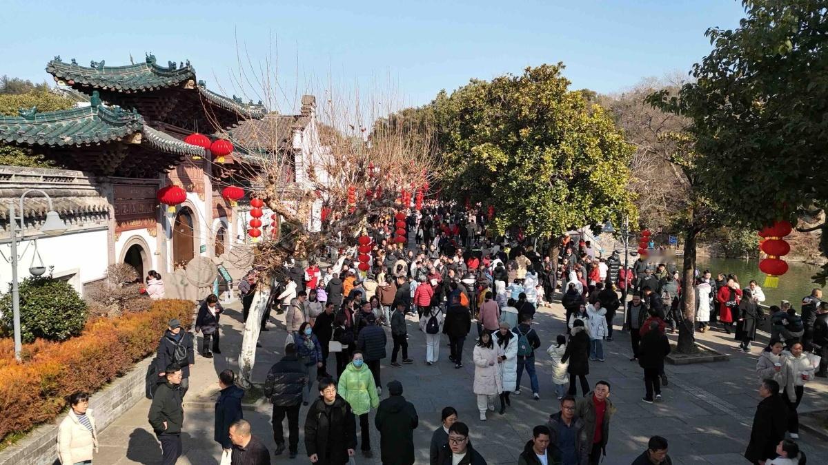 蛇年首日宁波接待游客超百万人次  2025年蛇年首日，宁波文旅市场迎来“顶峰”客