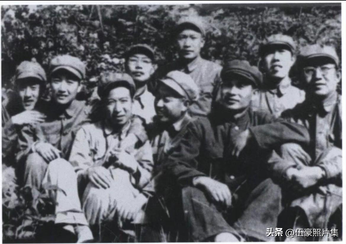 1951年，中国人民志愿军第39军第117师师长张竭诚（右三）在朝鲜战场前线的合