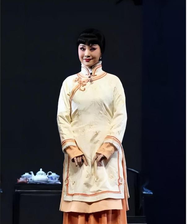 新婚之夜，26 岁的京剧演员刘喜奎急着行夫妻之礼。可当她揭开盖头，看到站在面前的