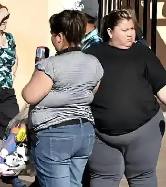 在美国，你要是看到一些体态肥胖，屁股大并且满身是肉的人，放心那大概率是穷人；而看