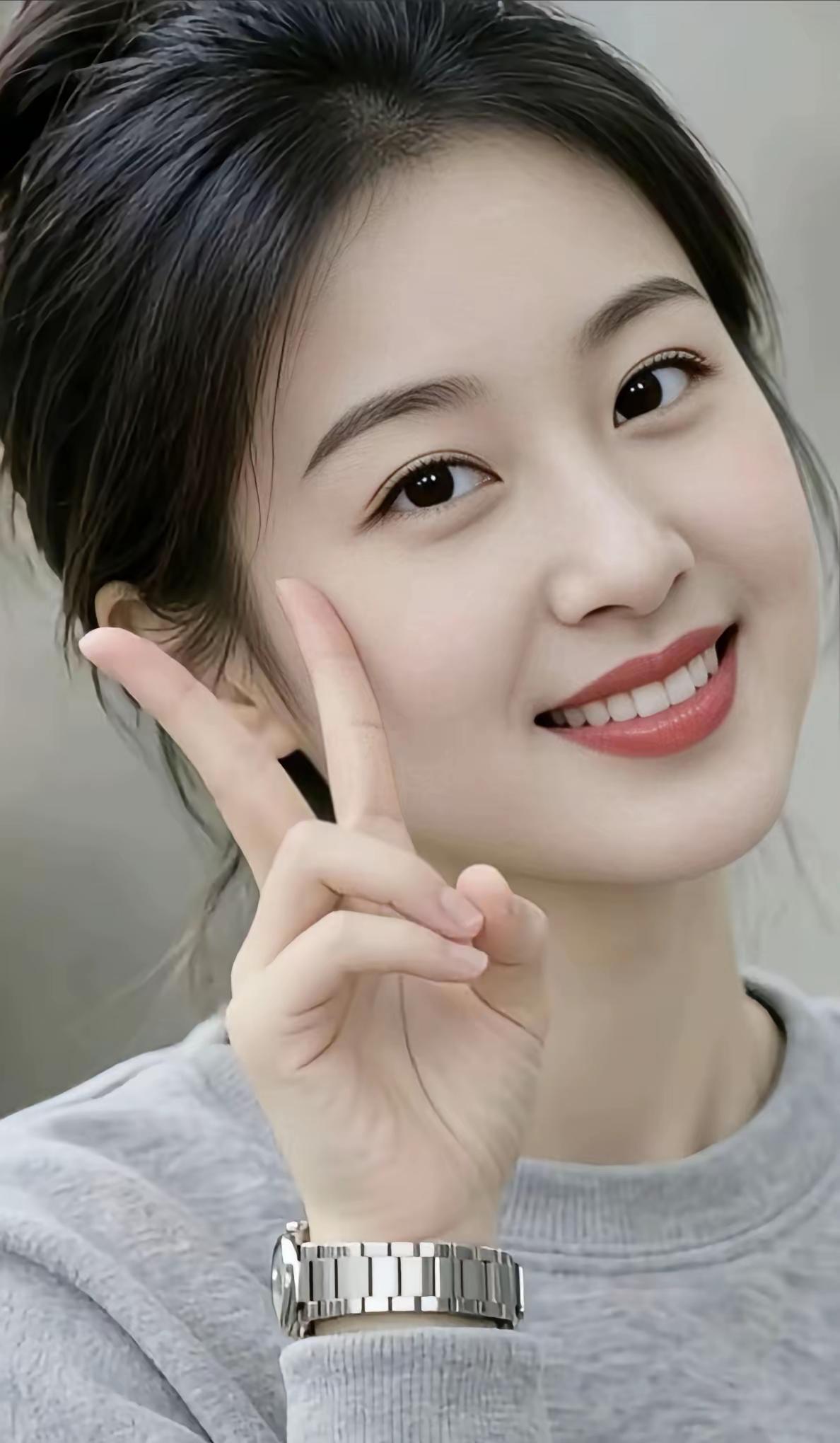 上联：老酒一壶温故事，
下联：新词半阕赞华年。
 
解析：对仗
 老酒→新词，一