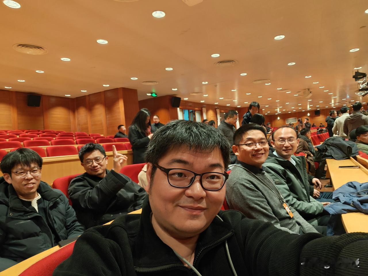 比耶的是著名作家马伯庸
我是他的粉丝
《古董局中局》《长安的荔枝》《长安十二时辰