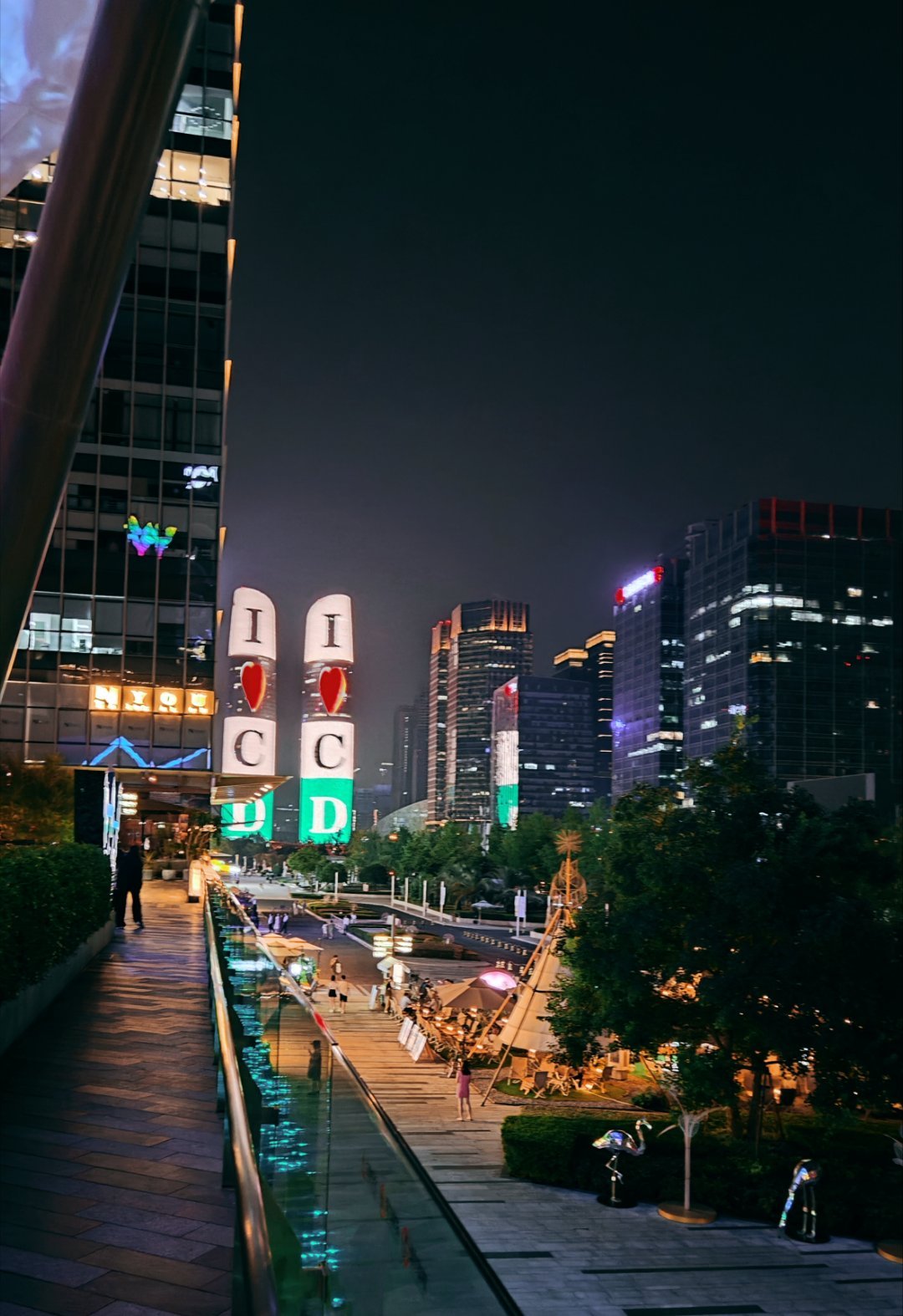 22点了，我刚录完节目需要的旁白关掉了麦，准备继续写写新节目的稿子突然听到从隔壁
