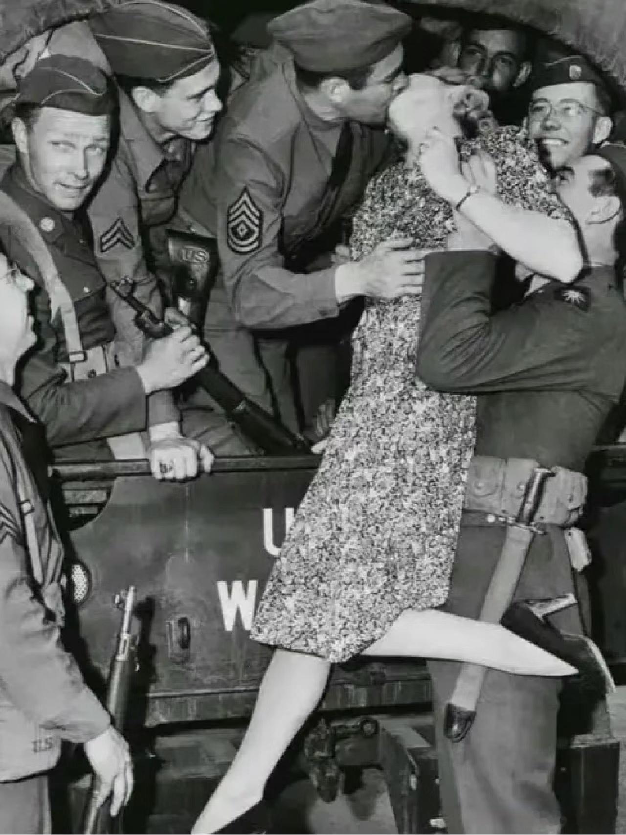 1943年，一位女明星被美国大兵托起，热情拥吻■这张照片捕捉了1940年代美国的