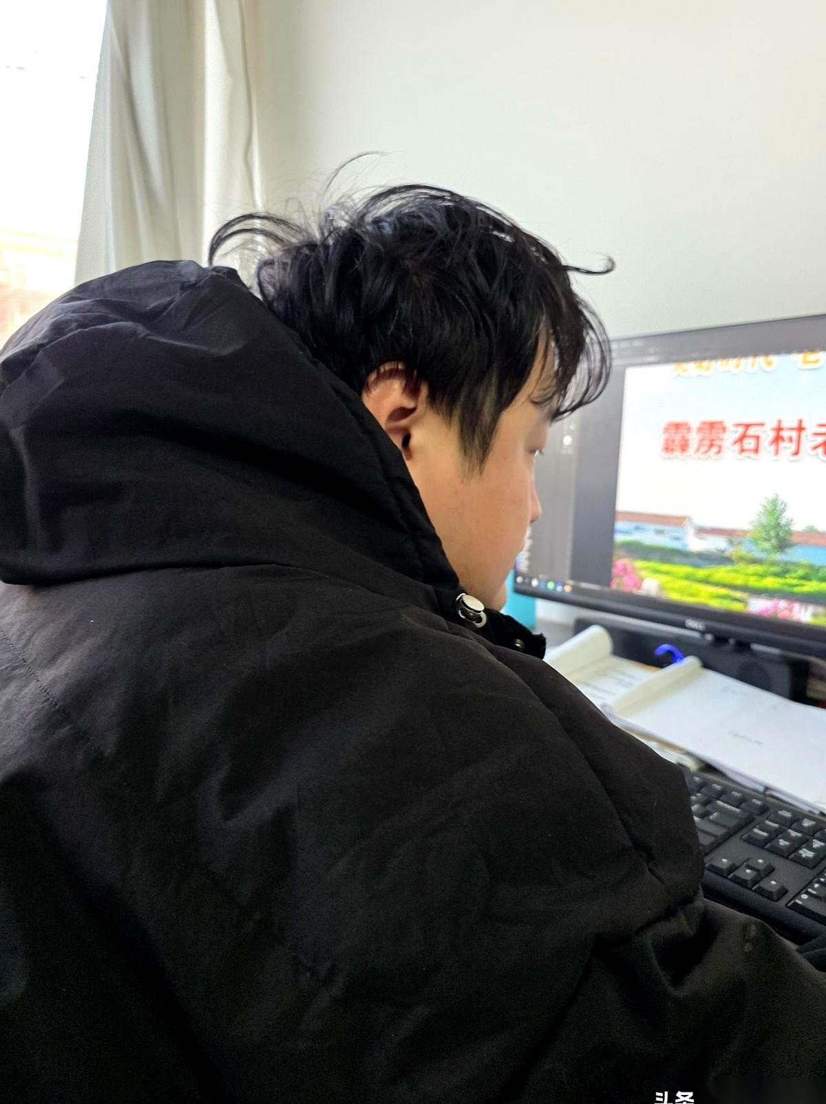 这小伙子也是第一次。
他想给我整个大红大紫的模板，糊弄一下完事儿。
我当时就说，