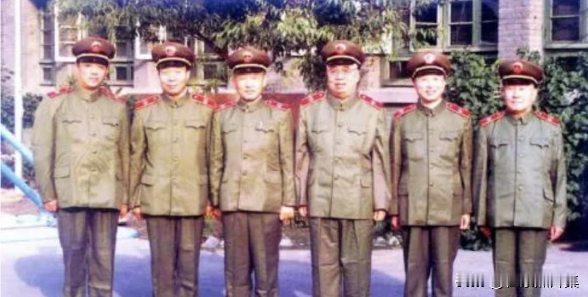 1984年5月1日，检察人员穿着首次统一的检察制服后，最高人民检察院检察长杨易辰