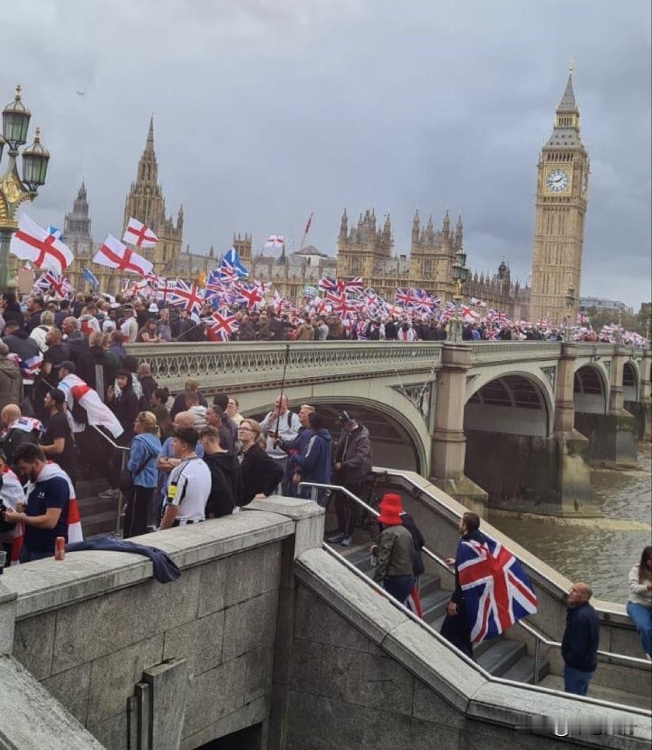 英国街头抗议移民 英国人终于忍不住了

英国街头最近很热闹，不是因为节日，而是因