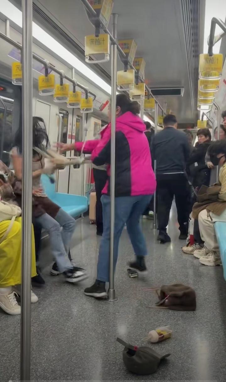 两名女子为抢座位，上演全武行，激烈程度堪比武功片。
这是发生在上海地铁一号线的一