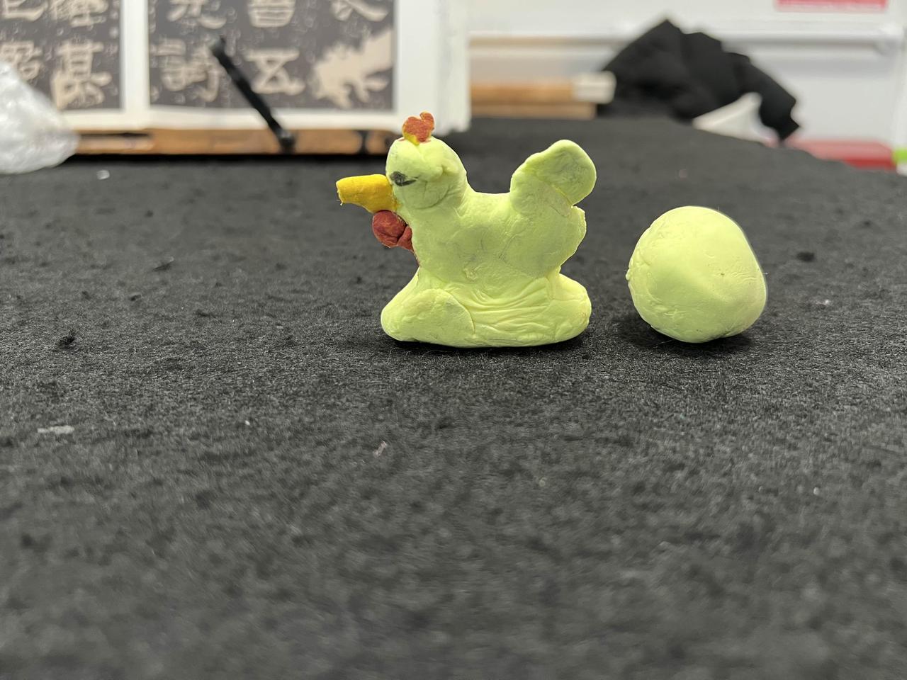 小朋友从学校回来捏了个公鸡，并捏了个蛋，就是这公鸡怎么下的蛋，而且这蛋也太大了，