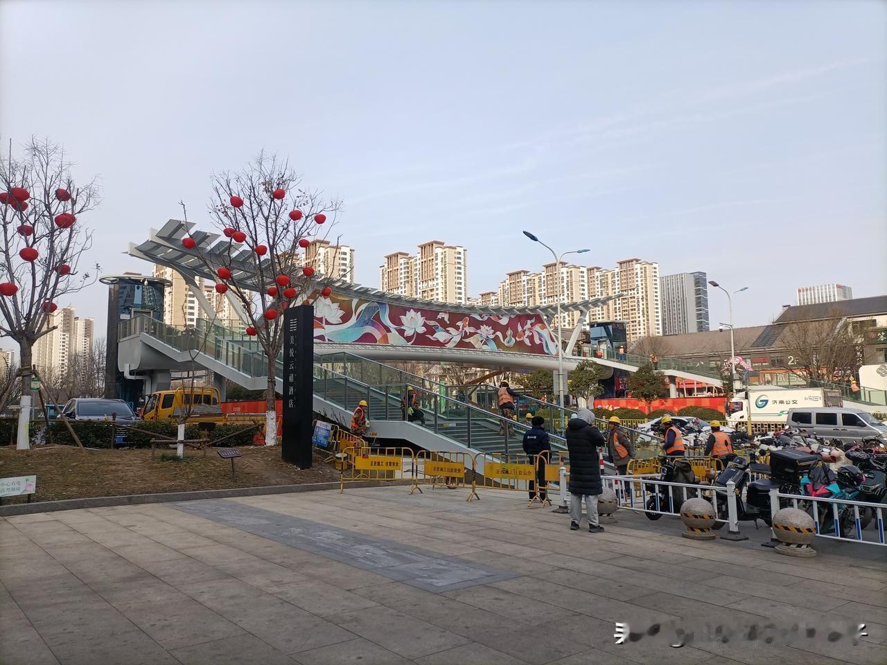 印象济南过街天桥已经竣工验收了，不过通透的大玻璃贴的花红道绿的[捂脸]