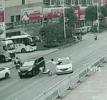 这类不要命的视频就不识放到网上来
本来象这个白衣美女就不该被撞死的…
就怪这个白