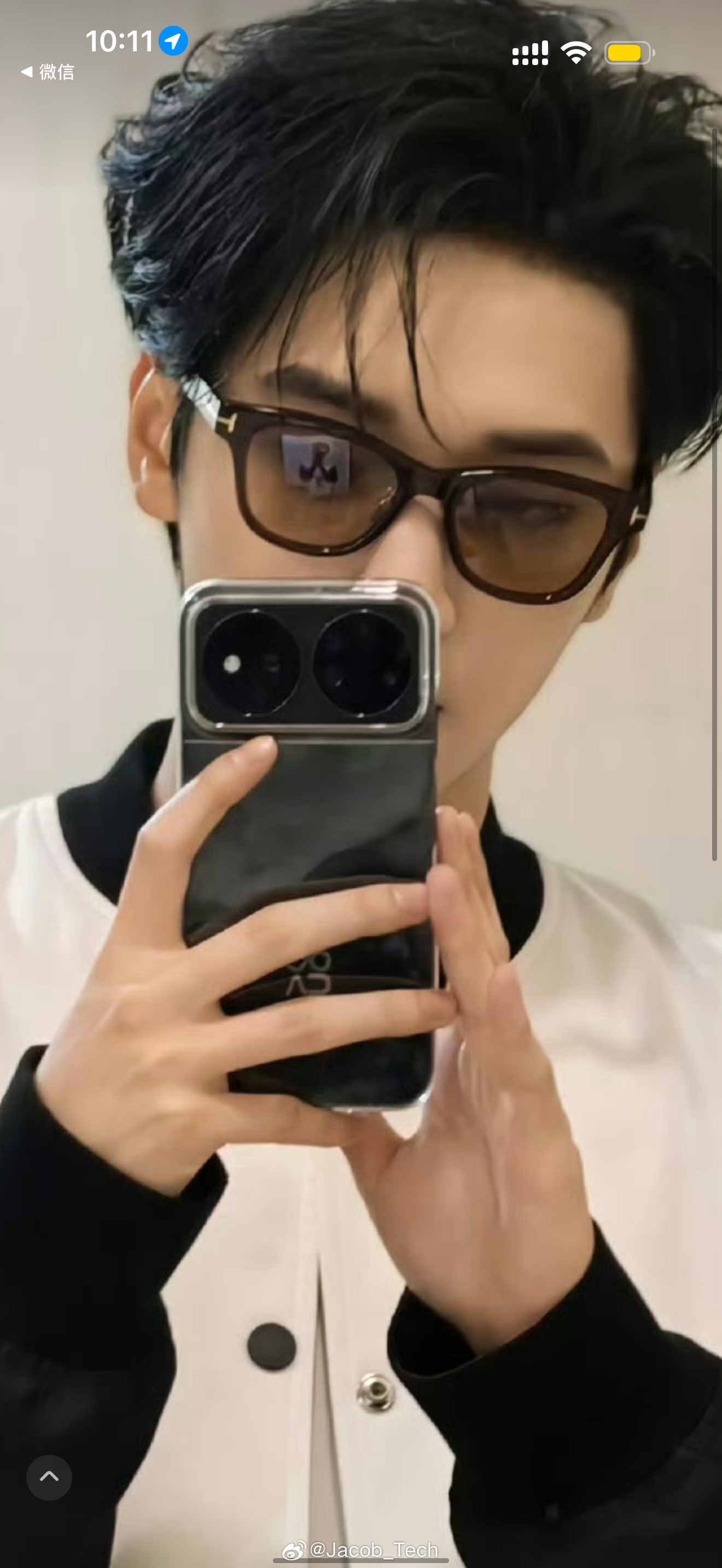 严浩翔下班对镜自拍这手里拿着不是华为nova 16 Pro吗又帅了一个level