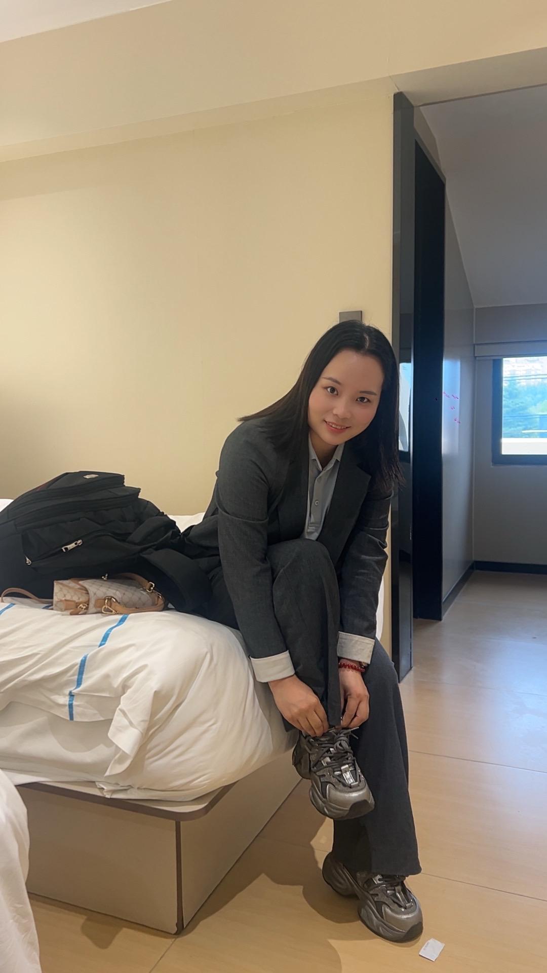 永远不要羡慕跑业务的女人，那不是潇洒的享受“公费的旅游”，每天满脑子都是约客户，