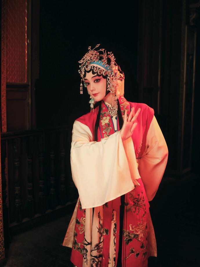 李一桐扮的是梁红玉李一桐梁红玉戏曲扮相江飞燕这层身份藏得好妙，戏曲妆容一上，眉眼