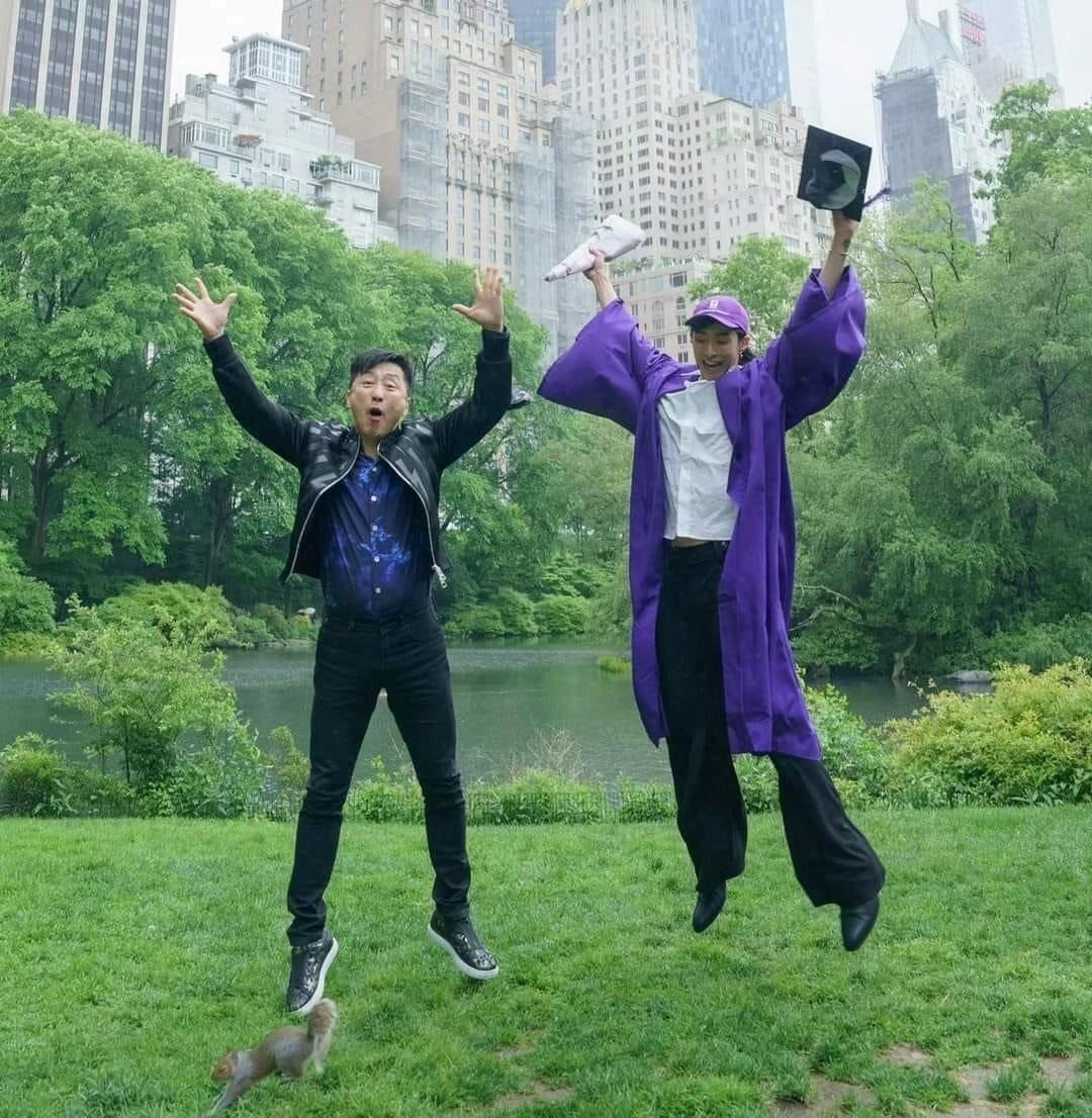 庾澄庆跳舞支持恩利新歌哈林的状态真的绝了！和儿子恩利一起跳舞，沉浸在相处的快乐里