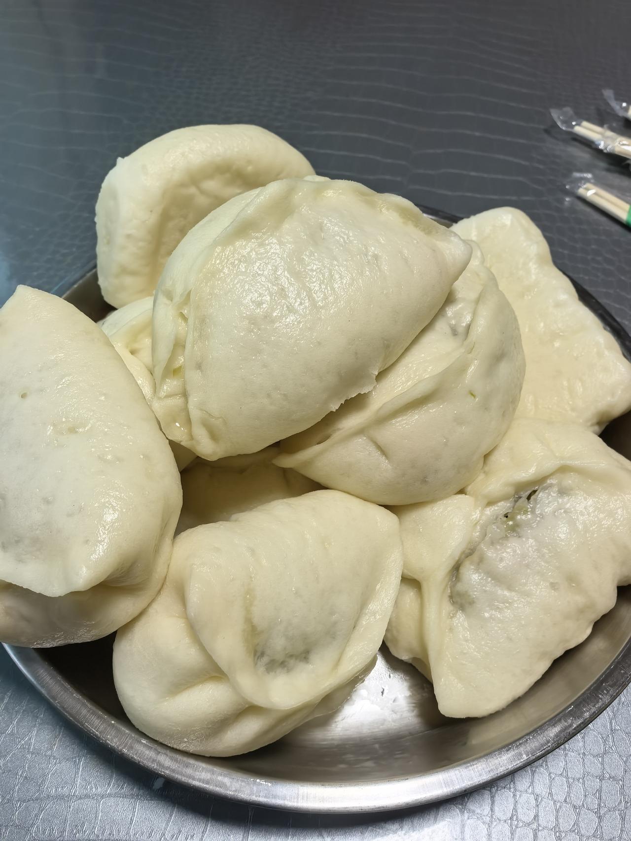 老伴的闺蜜有个绝活，擅长做包子。
昨天她又给大伙蒸包子了，发面的，芸豆猪肉馅，个