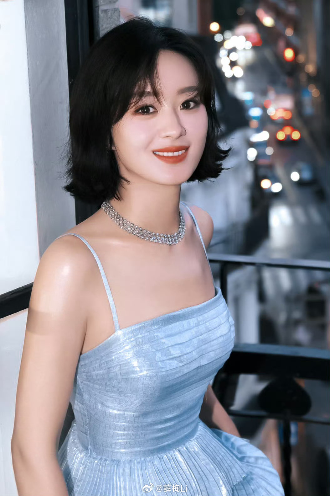 赵丽颖赵丽颖白狐狸赵丽颖 电影向阳花“晚霞洒遍鲜花 都不如你这朵玫瑰惹人喜爱”?