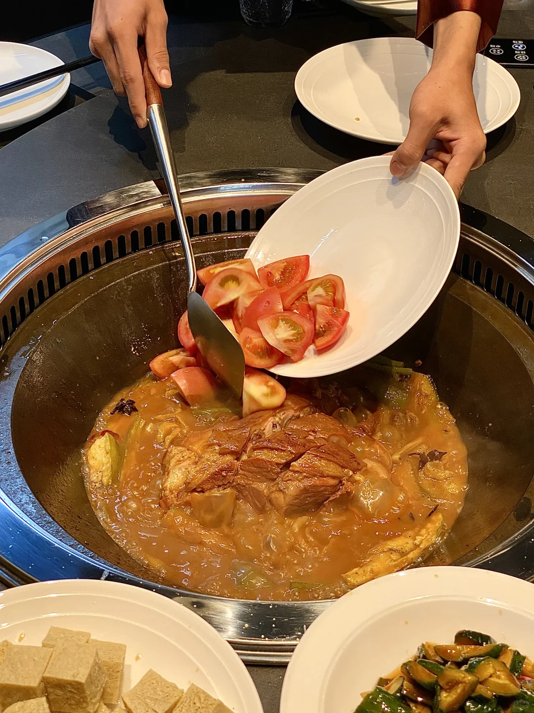 大连太超前！！KTV里都能吃铁锅炖了……😂