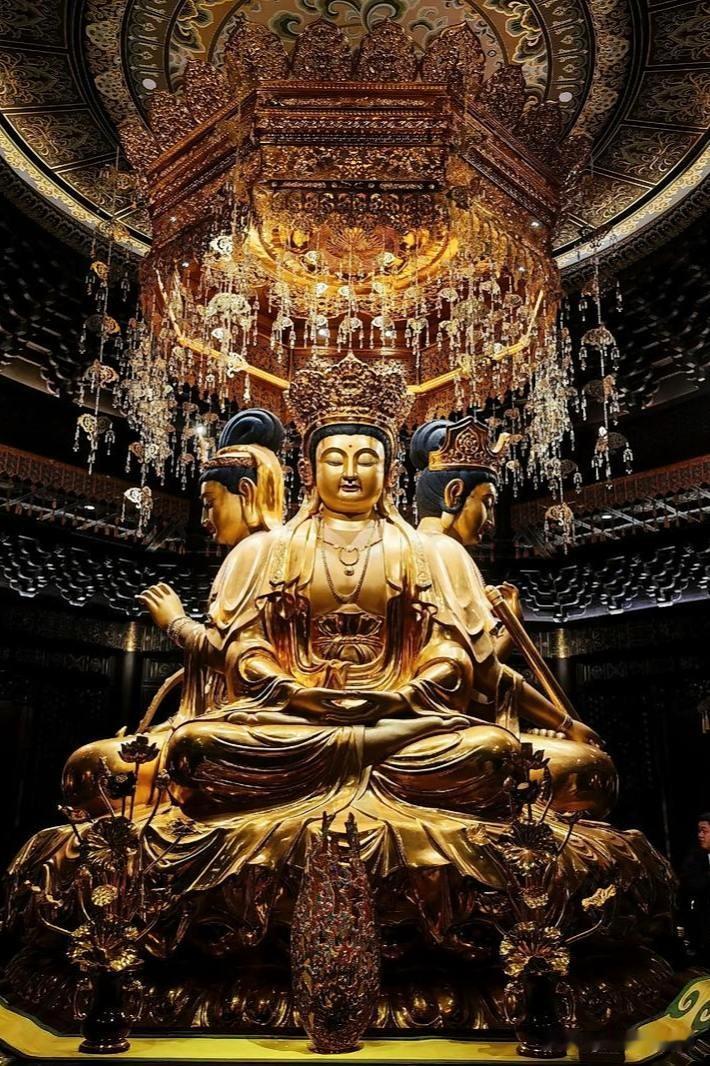 踏入普陀山观音法界，才懂什么叫一眼万年的震撼🙏
 
当你站在观音圣坛前，才明白