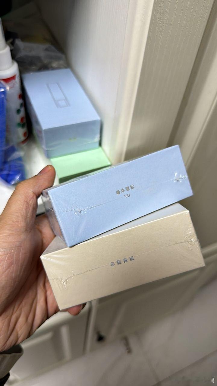 车上放香皂？？？这也能上热搜？？？确实香皂挥发的速度比香薰慢，绝对省钱。放在杯架