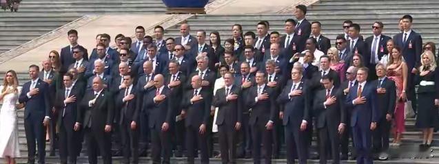 美国来访的团队之庞大，这些人掌管当今世界上最厉害的政治,军事以及经济命脉，他们是