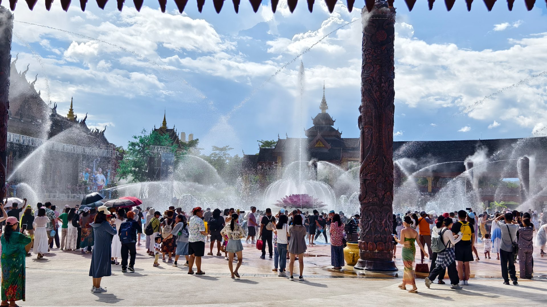 以前在西双版纳的泼水广场玩的挺开心的，但是看那种满大街借着泼水霸凌的人，把这个充