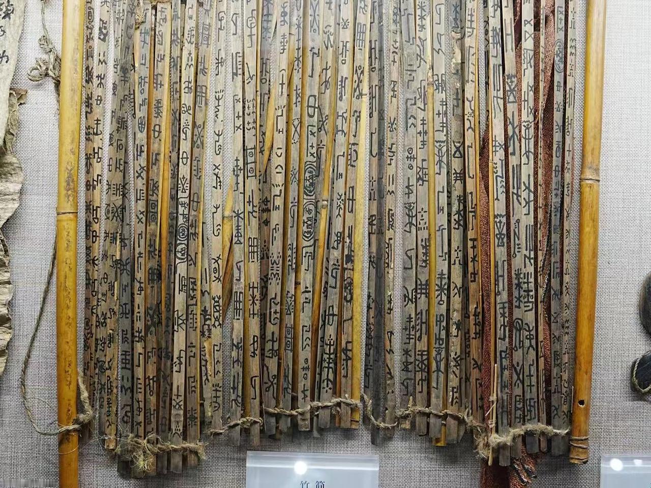 世人不知道，按彝族古文献的记载，全球人类都是彝族六祖武乍糯恒布默的子孙。
彝人不