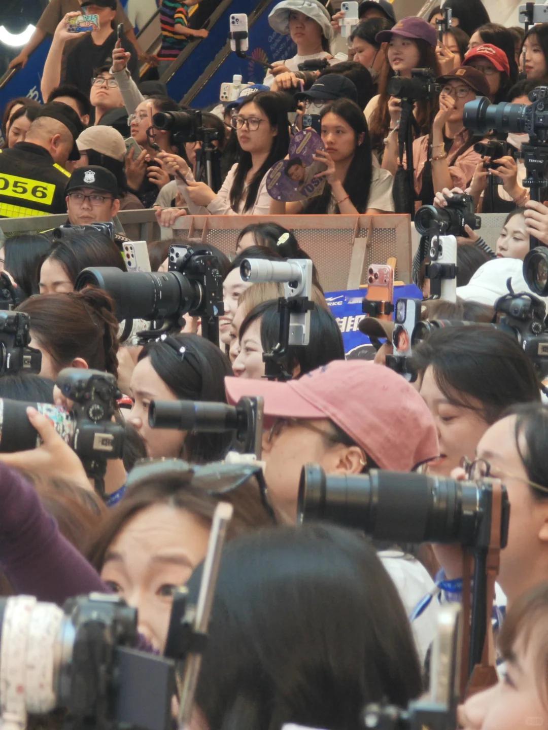 增距镜为何能成为演唱会外挂这么说吧，增距镜这种东西只要去演唱会用过了就回不去了，