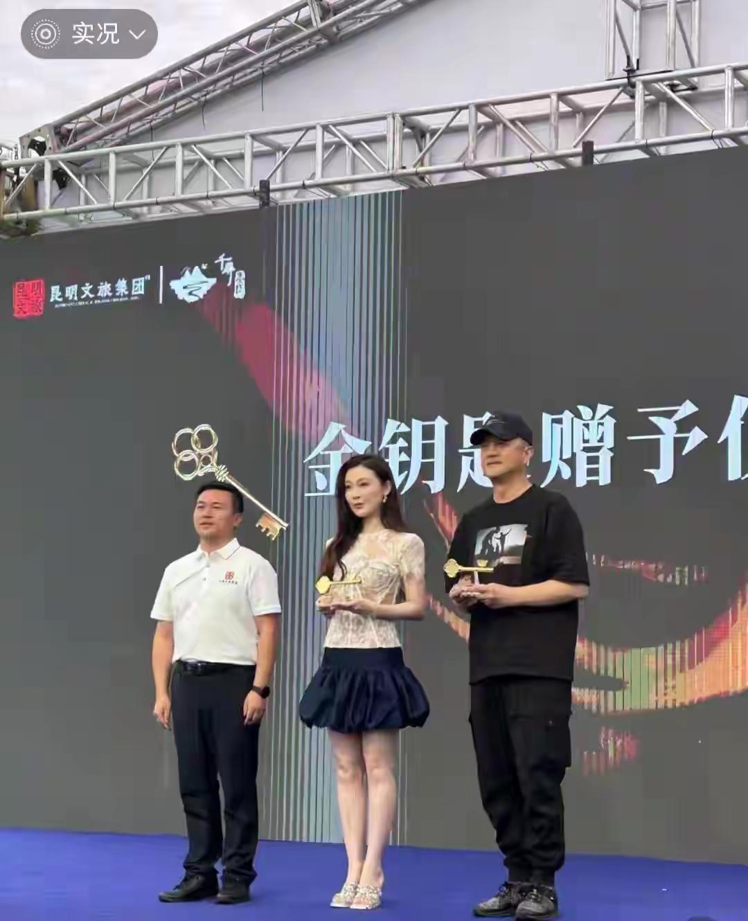 李亚鹏再度启航，
一直没有放弃老板梦，
昆明酒店轰轰烈烈剪彩开张，
这位兄台一路