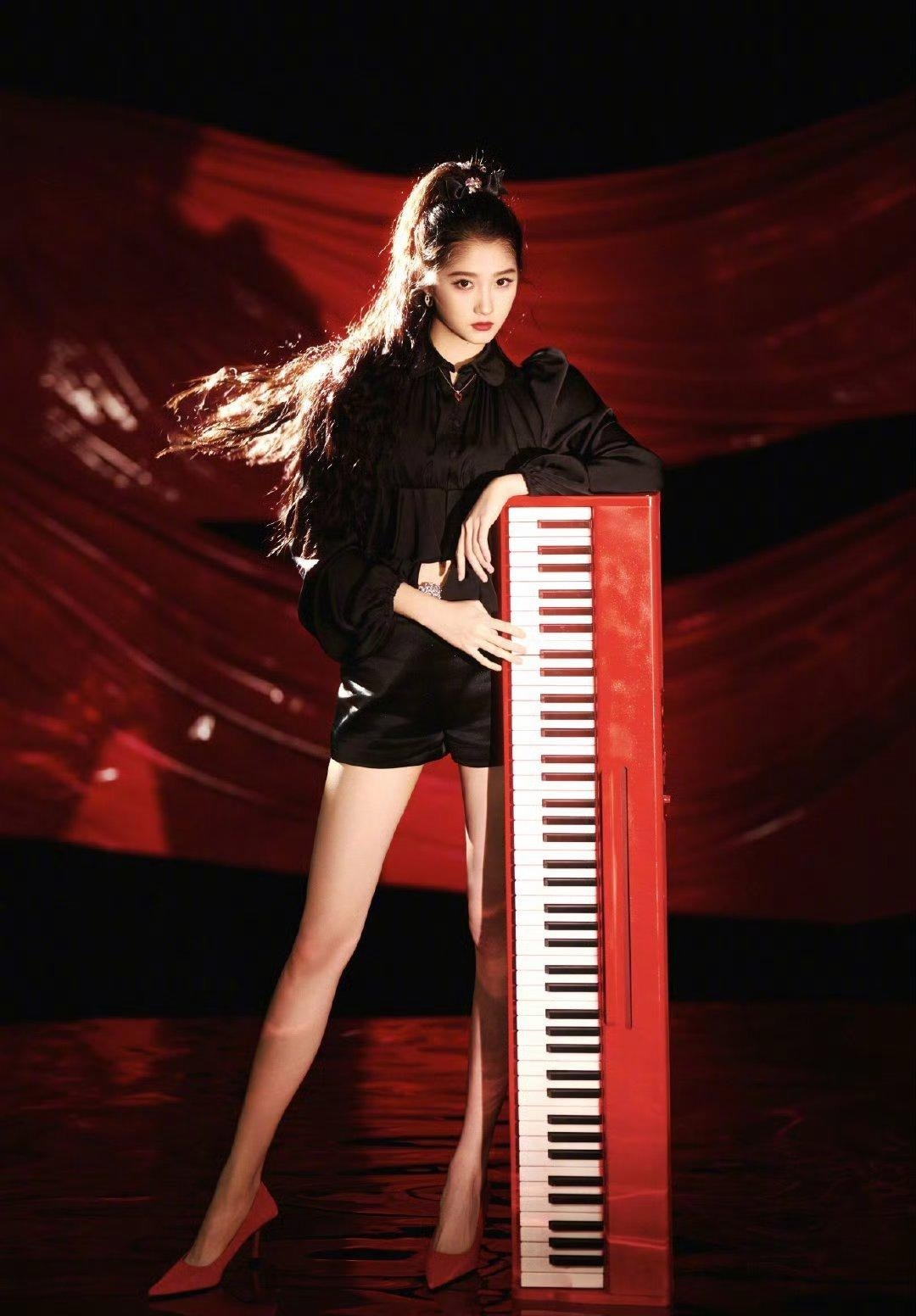 关晓彤的长腿真的很少有，也成了她的标志，只是关晓彤一直以来都是娃娃脸，导致如今演