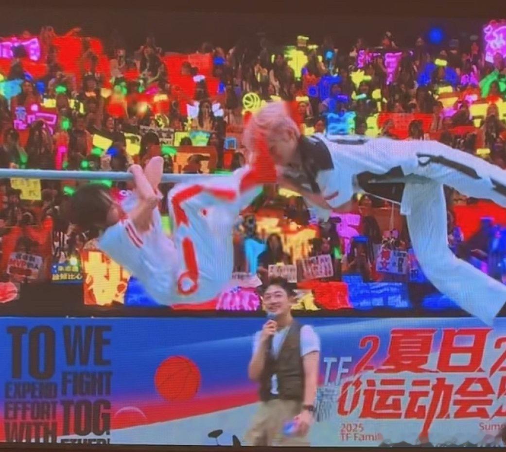 tg 东不落给了张峻豪一大🦶 ​​​