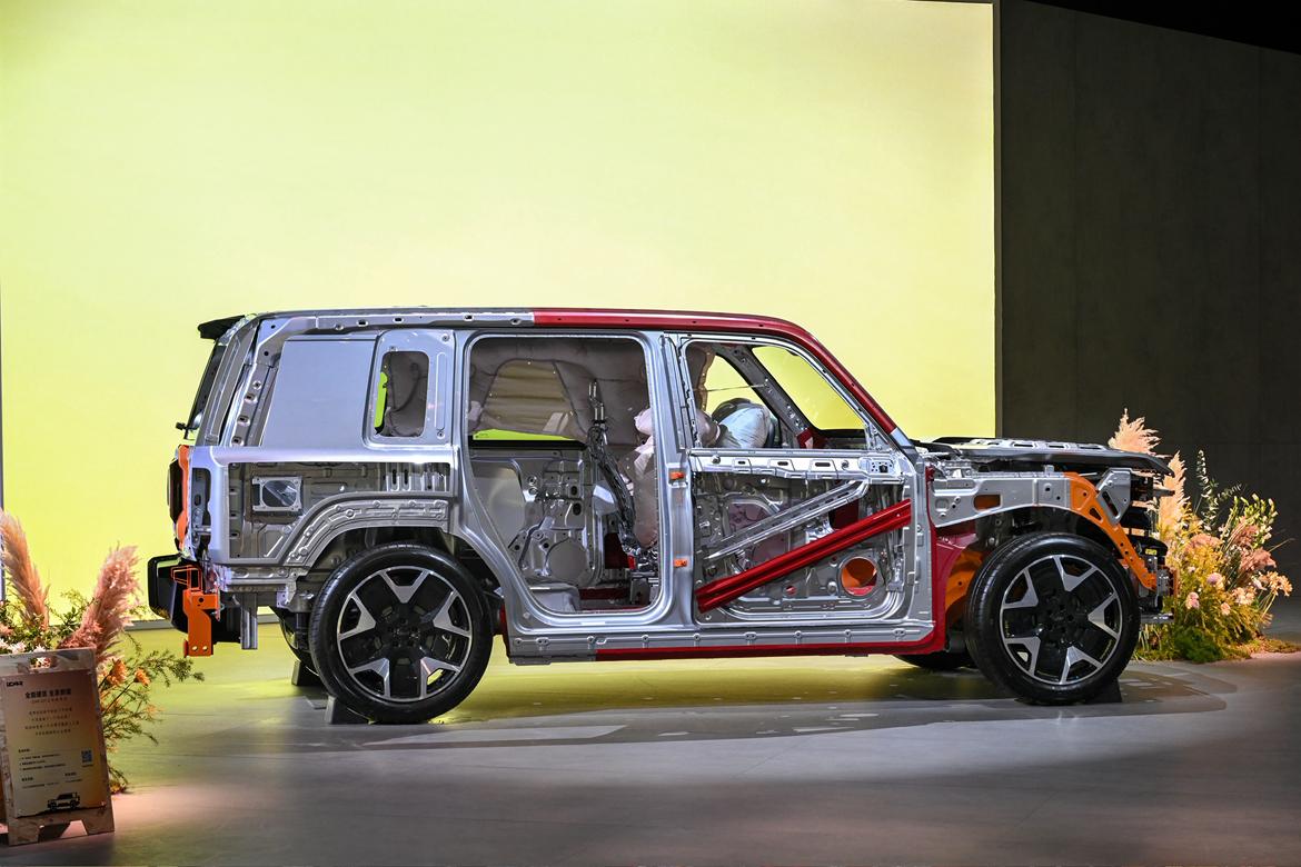 iCAR V27正式上市了，16.98万元起售。这辆五米级的方盒子把重点放在了家