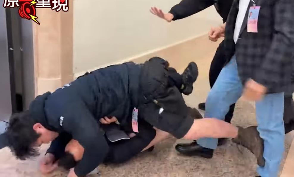 对比游智彬和叶春莲   就可以看出蓝绿的“差距”

去年大罢免期间，国民党团总召