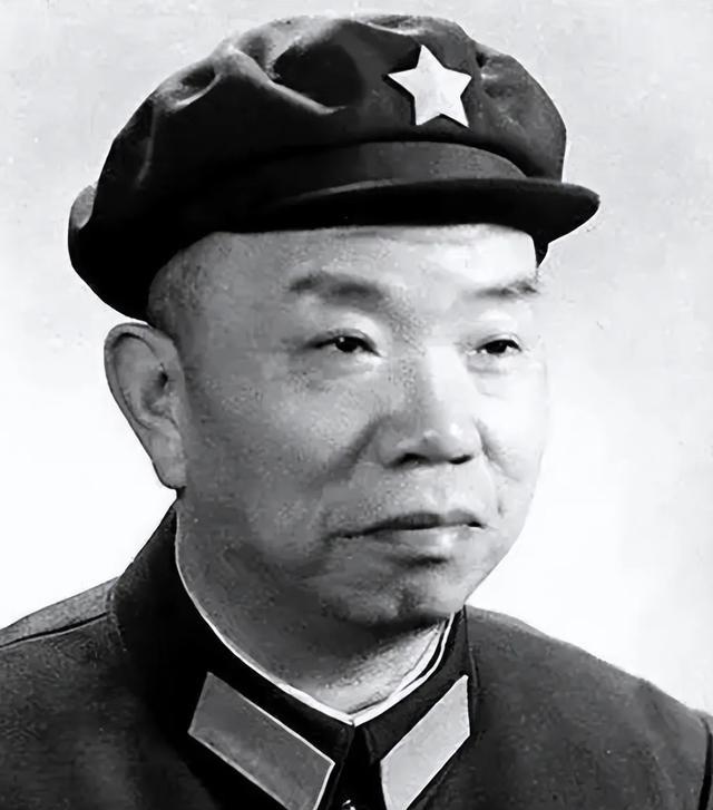 1943年，22岁女军医杨炬正在值班。突然，进来一名30多岁的军人，直勾勾盯着她