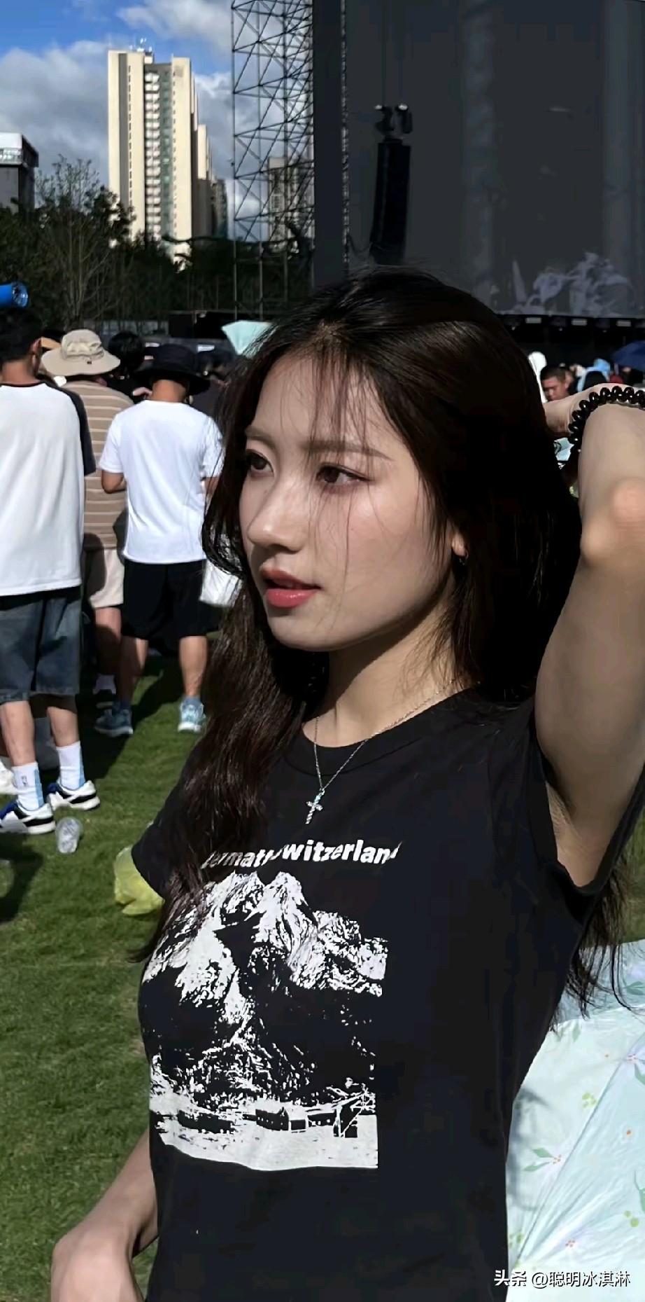 在户外音乐节，女孩自拍享受阳光。