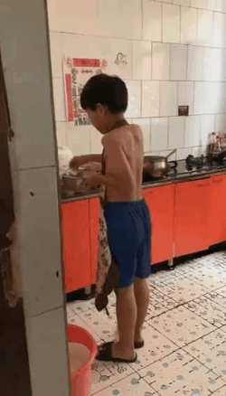 十分写实了
甚至我现在炸东西，也还是这个样子
小朋友加油！