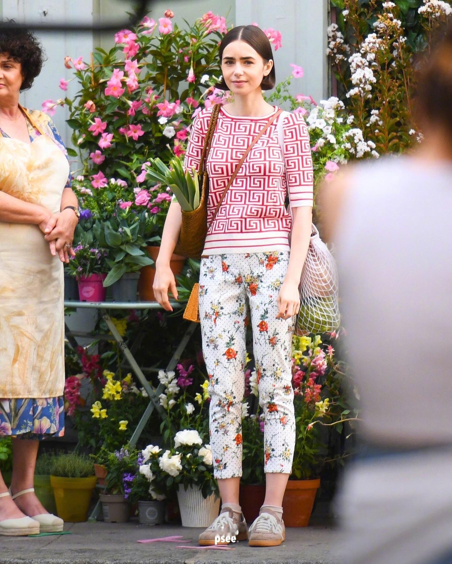 莉莉·柯林斯 (Lily Collins) 现身巴黎拍摄《艾米丽在巴黎》第五季。