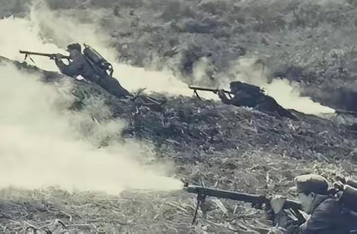 1979年2月，姜利民趁黑夜摸上越军阵地，越军没有发现他。谁知，他突然打开手电筒